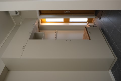 Greige hallförvaring anpassad för smal hall